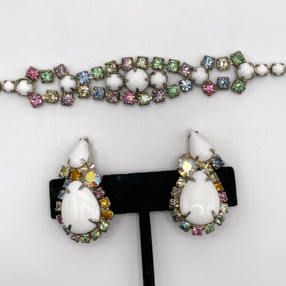 Vintage Unsigned Milk Glass Pastel Rhinestone Bracelet Clip-on Earrings Set - Picture 8 of 15
